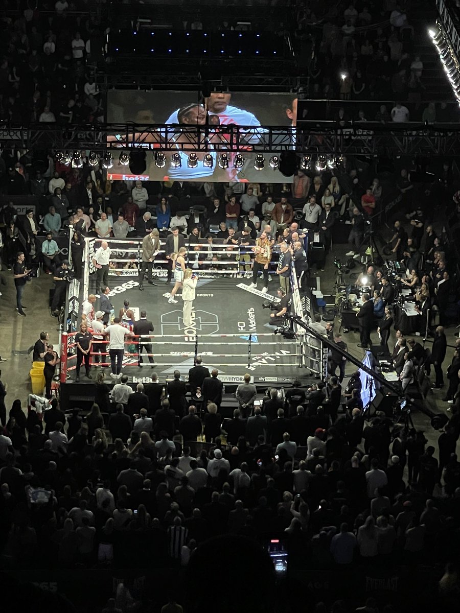 TeamKG7's tweet photo. A night off from footy for a little boxing 🥊 #ShieldsMarshall https://t.co/LkJL74LN8c