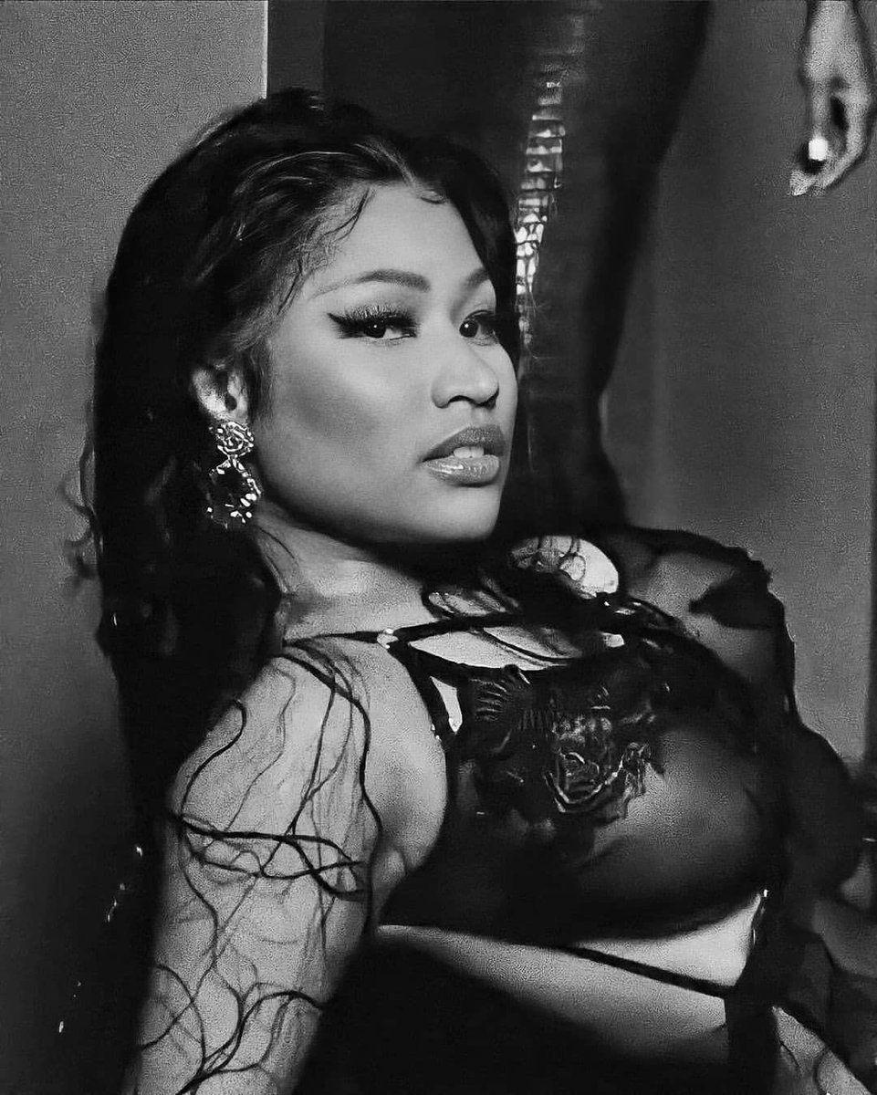 sine_minaj's tweet photo. 5 years of bad luck if you don't reply with 

"I’m voting for Nicki Minaj for Favorite Female Hip-Hop Artist at the #AMAs " https://t.co/qNluaMrypO