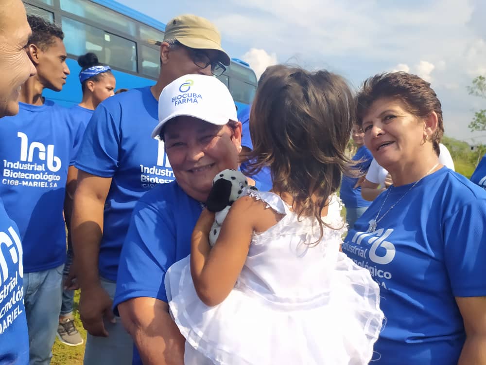 CIGB_Mariel's tweet photo. Trabajadores de @CIGB_Mariel, @CIGBCuba, #Labiofam, #CIDEM, el proyecto "A #Cuba hay que quererla" con Amado Riol Pirez, e @Israel_BuenaFe, #TodosJuntos en Artemisa por #Cuba. https://t.co/KMfCladZo7