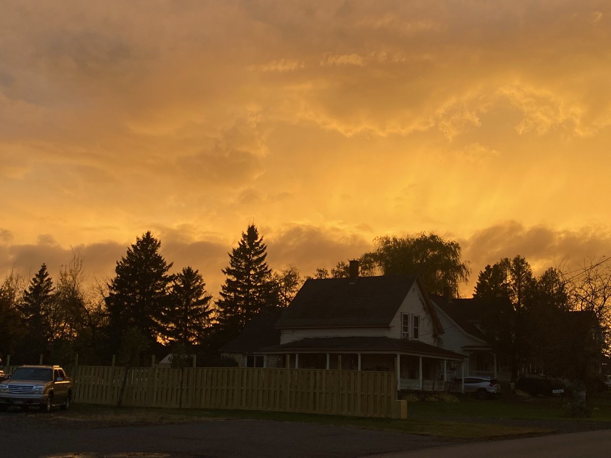 tfoisy's tweet photo. @NWSCaribou Here’s the Presque Isle sunset. #mewx https://t.co/YpUeu1R5Vb
