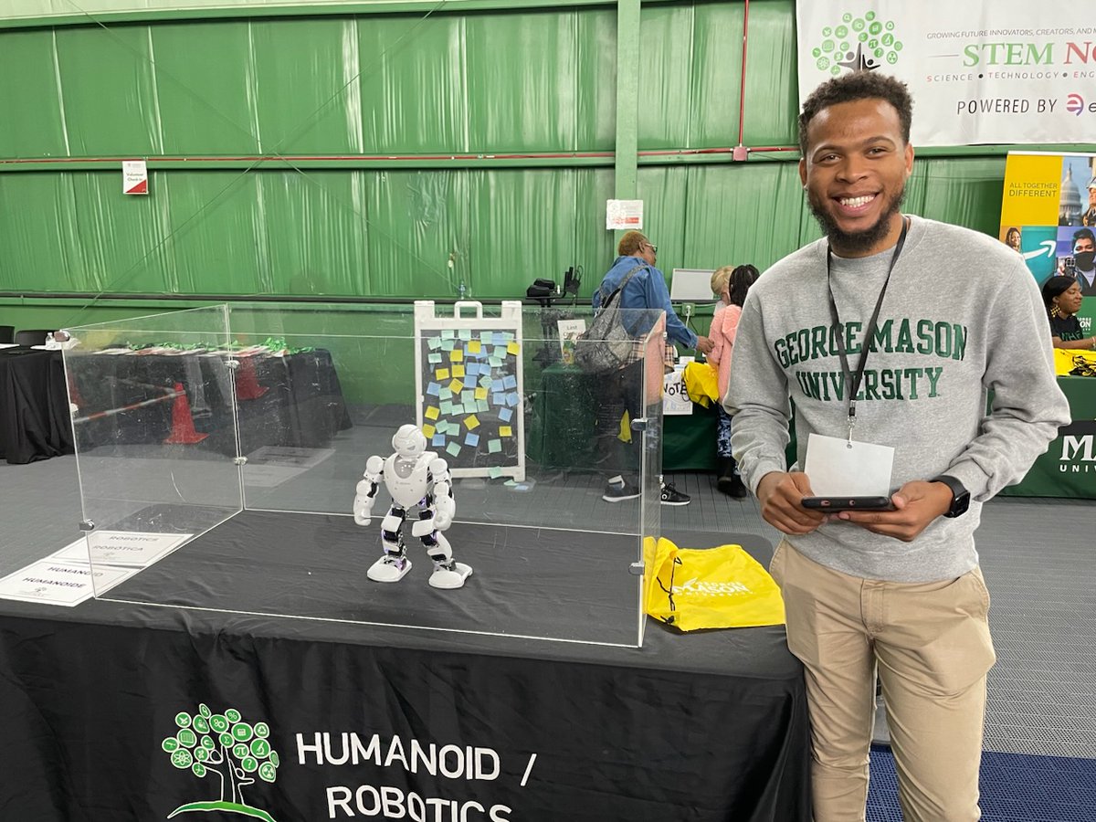 GMUPres's tweet photo. . @GeorgeMasonU Asst. Professor Quentin Sanders teaching #robotics at #STEAMFest! 🤖

#STEM #STEAM #MasonNation #STEAMFest2022 https://t.co/qTQubhrhwC