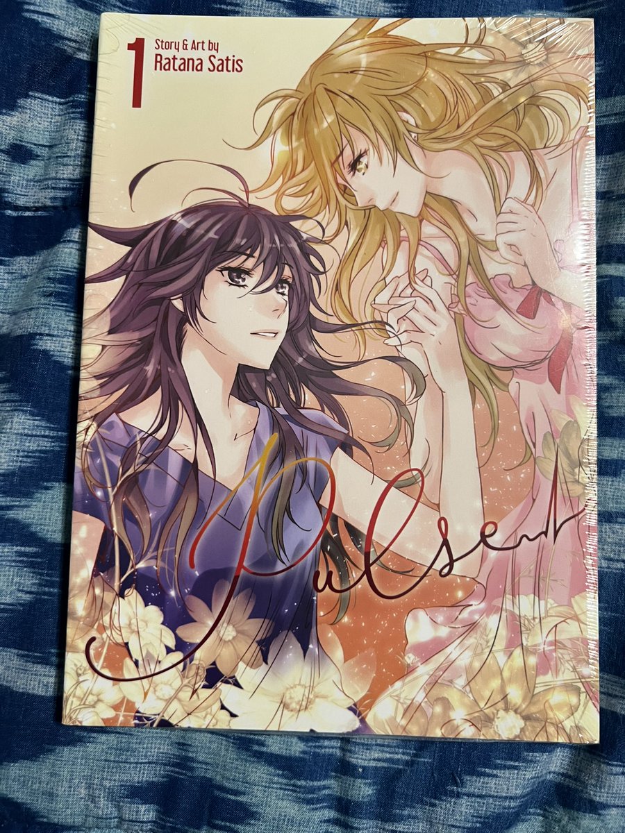 iMilliemils's tweet photo. I couldn’t believe my eyes when I saw this at B&N like I literally gasped! I was so happy omg 🥺🥰 I need all Ratana Satis work in books! #ratanasatis #GL #Pulse #manhwa #book https://t.co/Eal17ZNRql