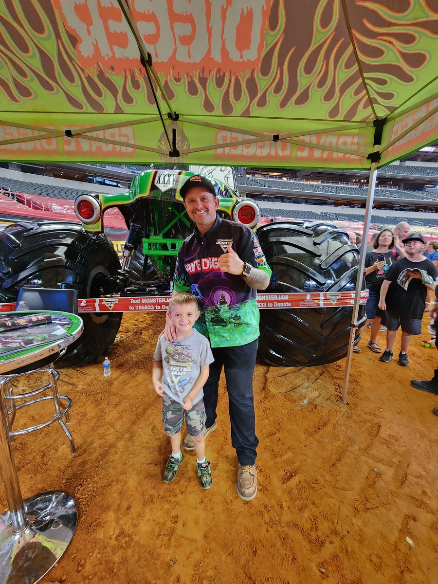 amfjlf09's tweet photo. Someone met his favorite!!
#MonsterJam #GraveDigger https://t.co/cU36RdFoJd