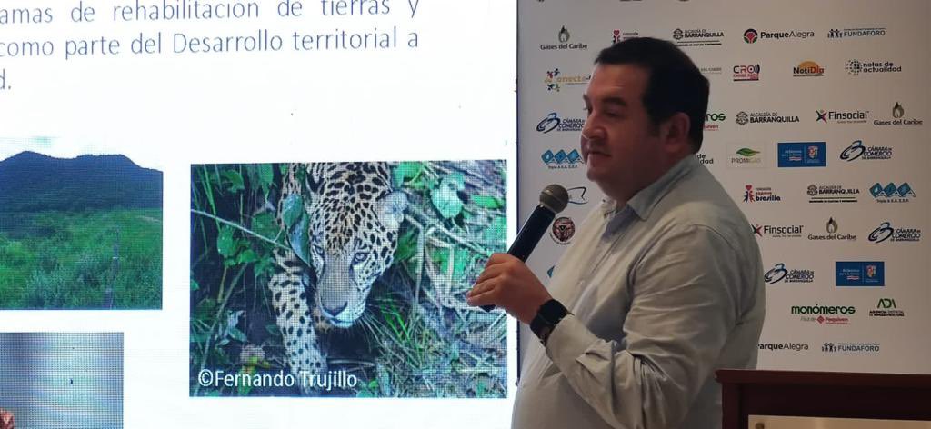 CerrejonCol's tweet photo. 🌱 Hoy en el foro Responsabilidad de los Medios de Comunicación en la Sostenibilidad de los Ecosistemas, Daniel Davila, nuestro superintendente de Gestión Ambiental, conversó sobre nuestros procesos de rehabilitación de tierras y cómo hacemos posible la minería responsable. https://t.co/o3FmatTbKJ