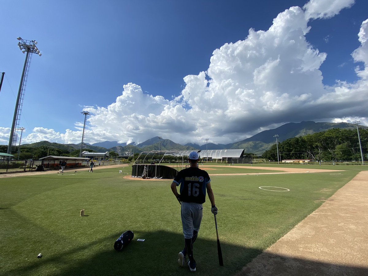目標に向かってると色んな事が起こる。
壁にぶち当たり、くそみたいな思いもたくさんする。

それでも、目標だけが自分を突き動かし続けてくれる。
さぁ今日も厳しく険しい充実した最高の1日の始まり！

ひゃっほい！
Catch the moment!

#tomootosaka
#bravosdemargarita