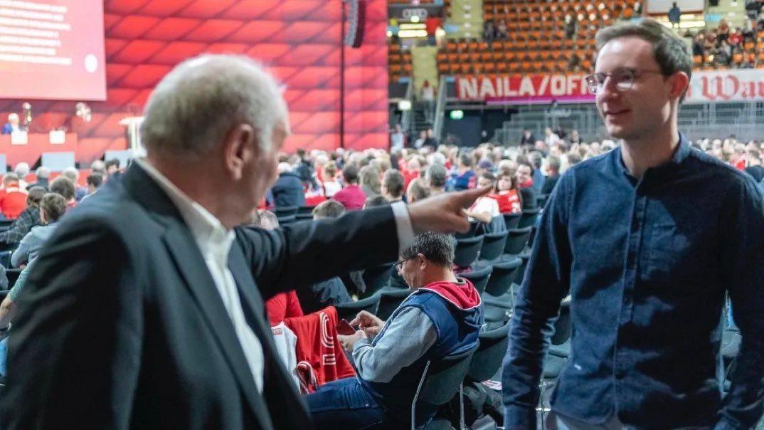 anwaltsgelaber's tweet photo. Uli Hoeneß auf der JHV zu Katar-Oberkritiker Michael Ott: „Ihr Auftritt war peinlich! Das ist der Fußballklub Bayern München und nicht die Generalversammlung von Amnesty International!“

Ott: "Auch der Fußballclub Bayern München sollte sich an die Menschenrechte halten" https://t.co/MIY1H11Jwb