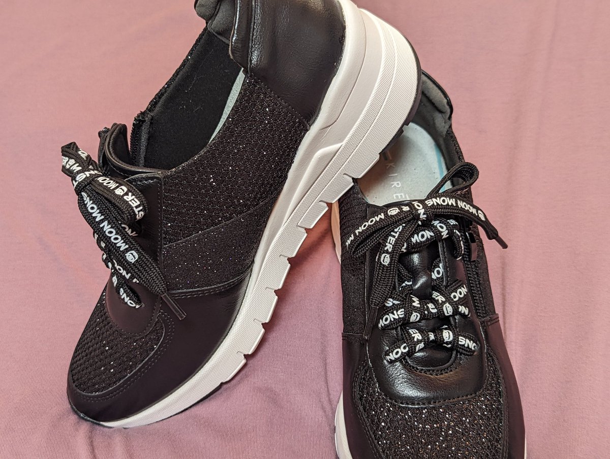 ha0yek3gbhlMYpE's tweet photo. スニーカー👟を新調したので やっと使える👍
安価な👟が⤴⤴した気がする🤭
トップの柄が逆さま⁉️😱まぁ今回はこのままで😅 また違う結び方で楽しんじゃおう😁😎
#MoonMonster #GOMA https://t.co/JGKzj1Atzv