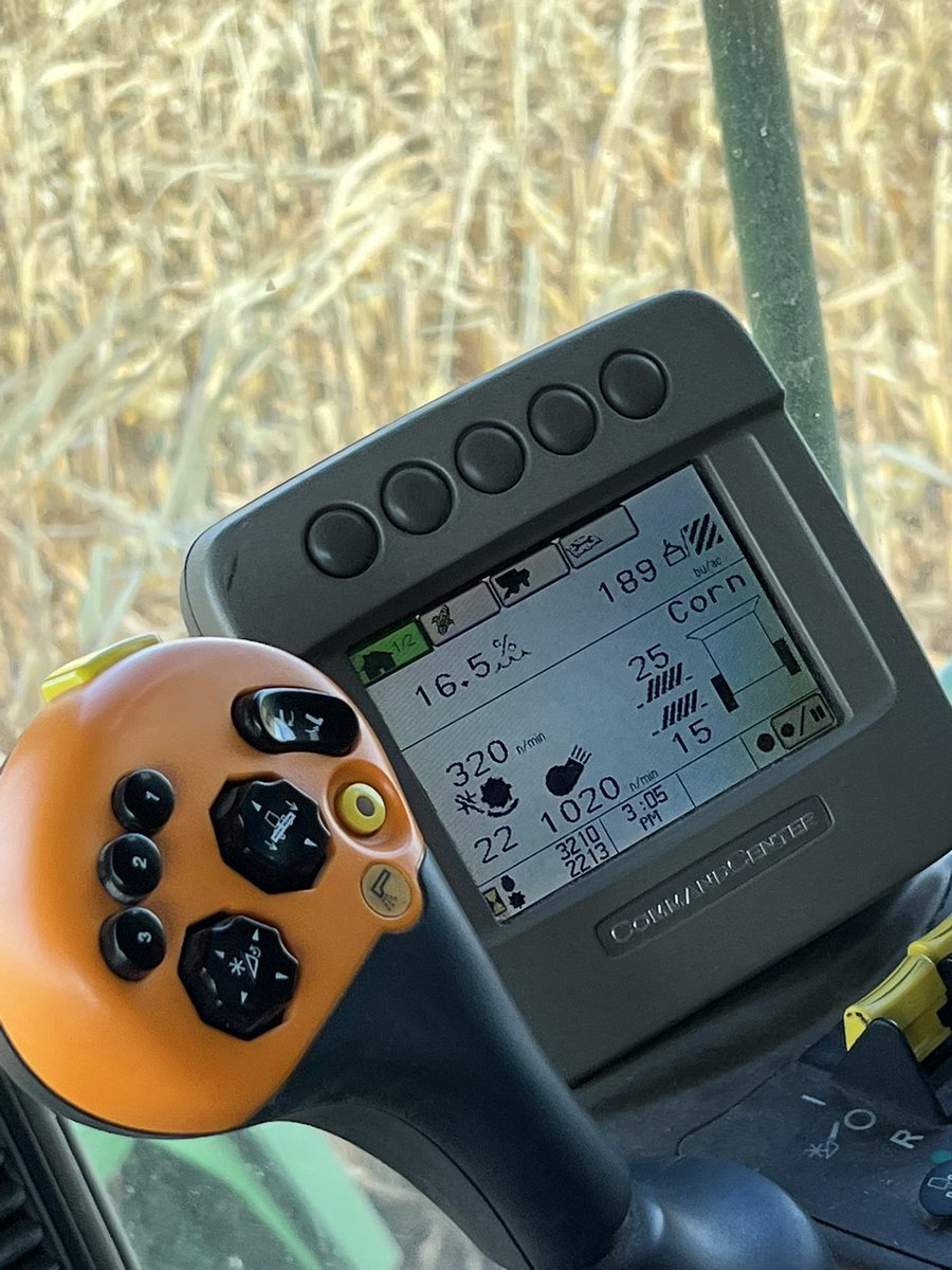 AgTechLuan's tweet photo. Aways awesome to spend some time harvesting @OnFarmResearch plots. Good looking dry land corn here in Burt Co. Nebraska. #CornSeedingRates #OnFarmResearch #CornHarvest2022 https://t.co/PtYL0X01hJ
