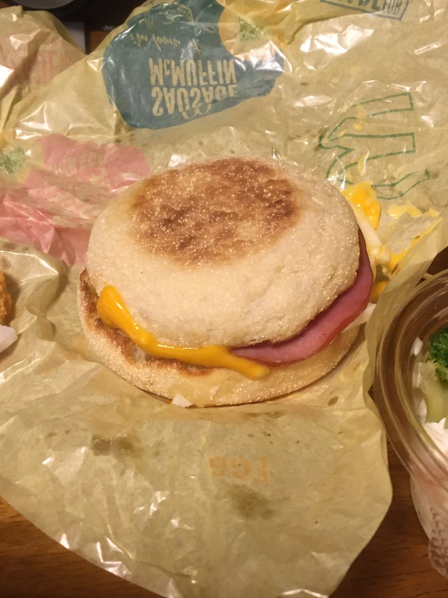 raaranyan's tweet photo. おはよう、朝マック
美味しそうな朝ごはんだね！ https://t.co/MpRANV1P7K
