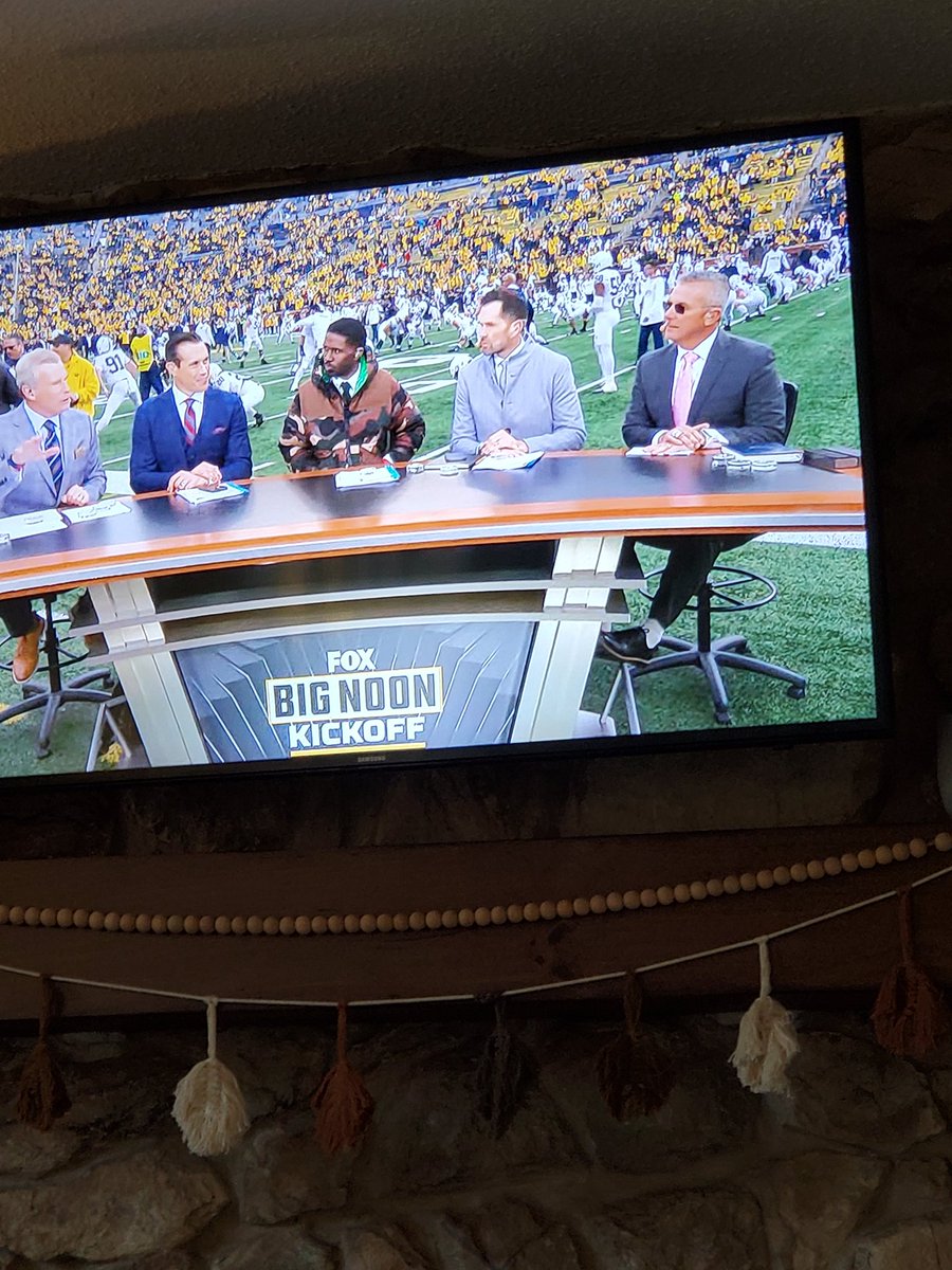 RyBallz's tweet photo. @WoodsFootball He wears white socks with his black dress shoes and slacks... 🤢 https://t.co/b2ixwznU81