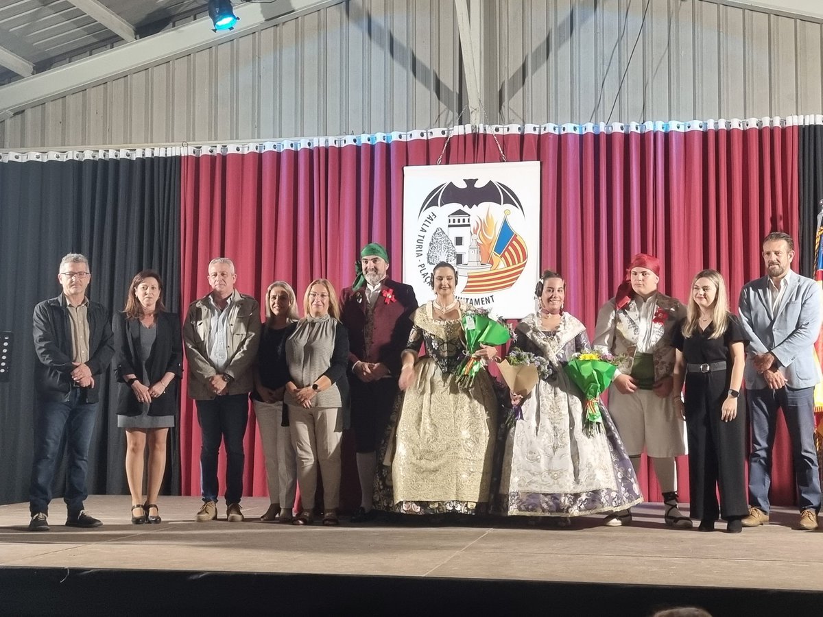 guanyemSAB's tweet photo. El nostre regidor @braulioSAB acompanya a les representants de la #FallaTuria🔥 #SantAntoniDeBenaixeve en la seua Proclamació 💐 https://t.co/UeMNz8OjVU