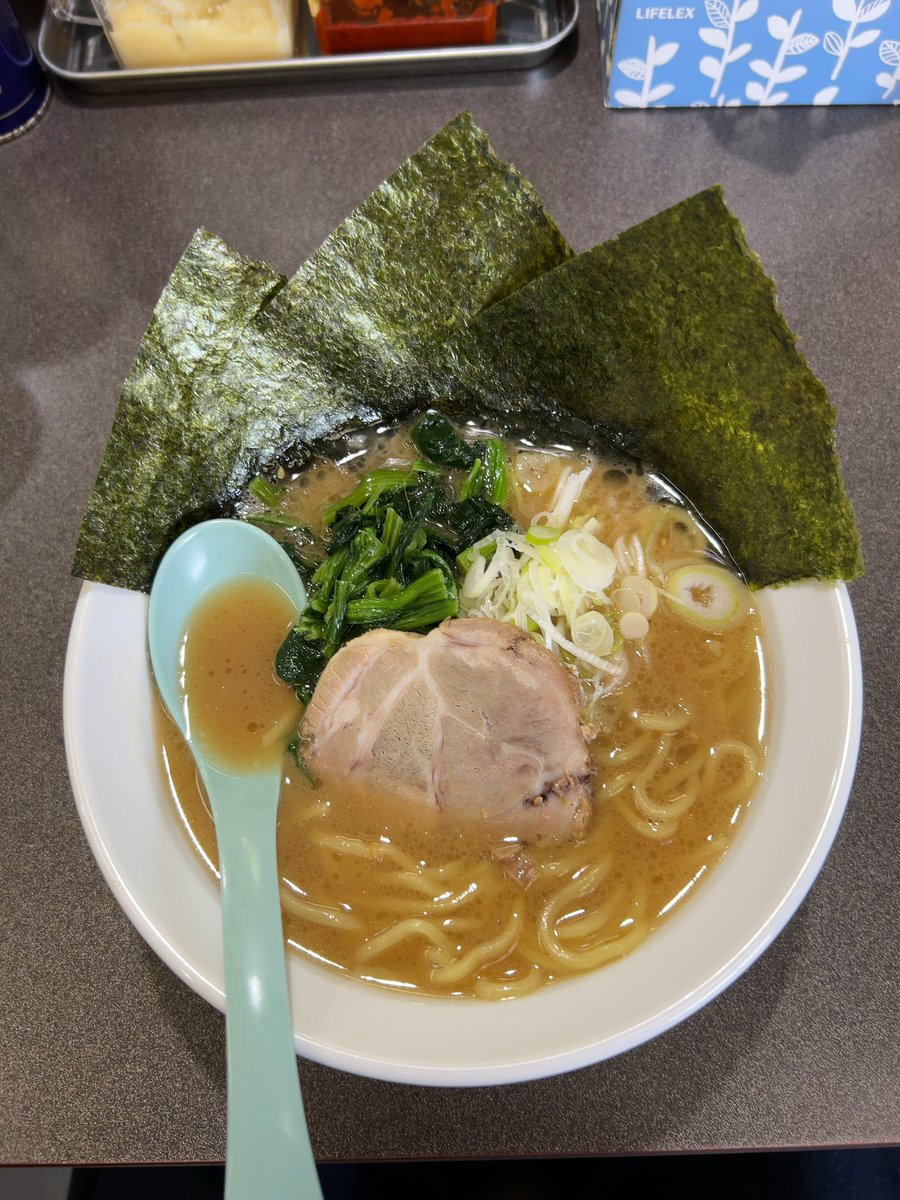 chigasakiramen's tweet photo. 横浜らーめん 大山家@西横浜。ラーメン790円。

9/15オープン、味噌らーめん 山道家跡地でネットでは業態変更とか。

スープは定番の家系の面持ちですが適度に乳化して美味😍麺は大橋製麺のスト麺。常に🈵で山道家も良かったですがコチラも早速地元に定着している模様ですね。 https://t.co/YHtBwqLM51