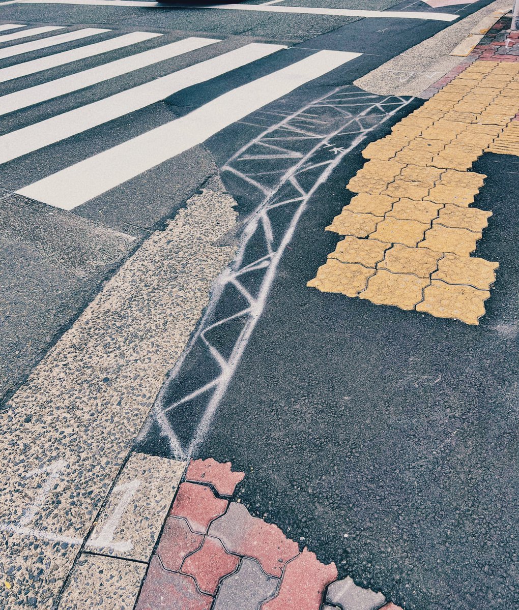 「これは最近見かけたかわいい手描き縁石ブロックたまらん これから工事が入るのかな 」|zinbei/コミティアM12bのイラスト