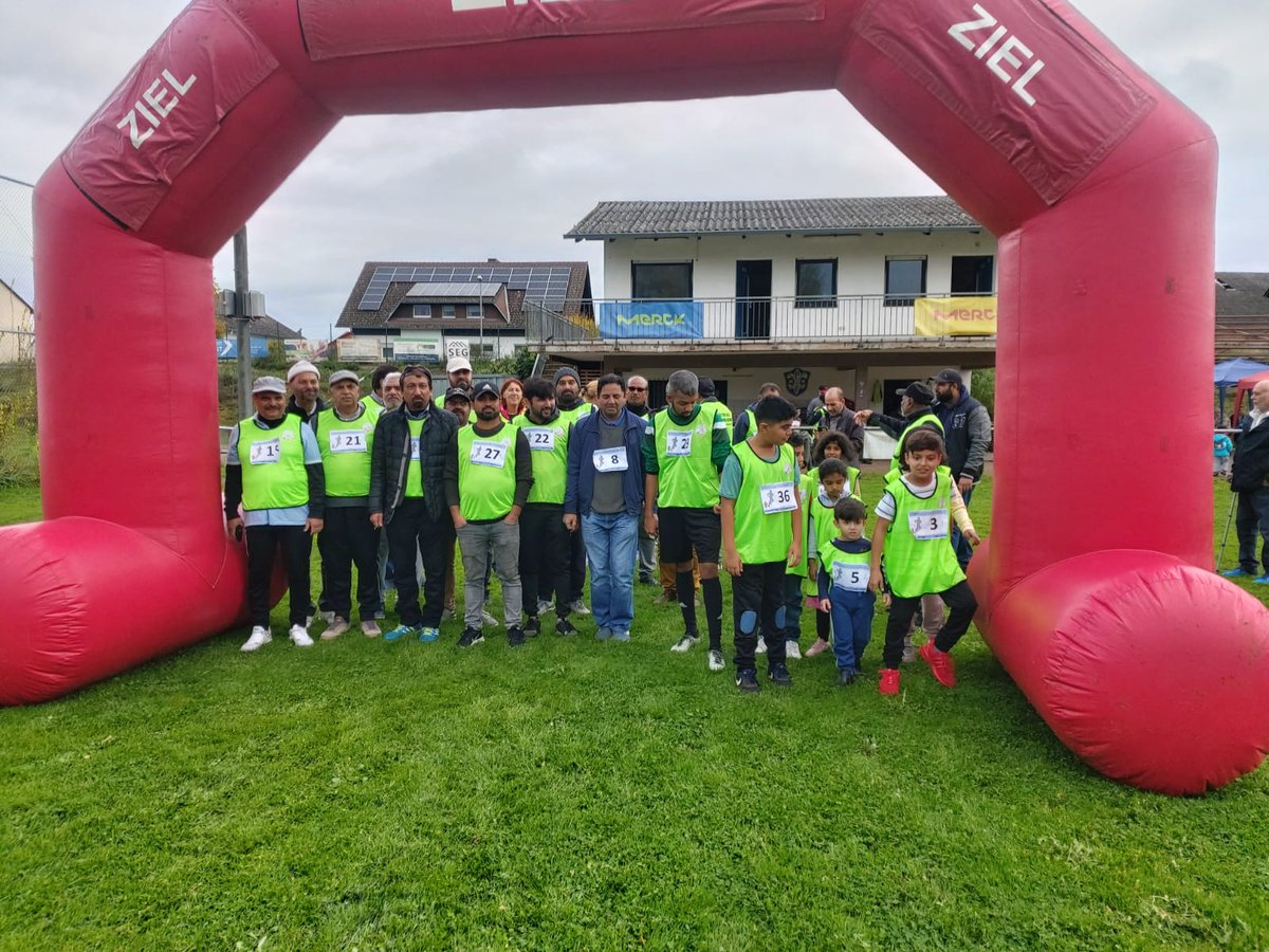 ansarullahDe's tweet photo. Gestern fand der 2. Ahmadiyya Charity Walk in #Erfelden statt. Der Erlös ging an @HumanityFirstDE, Jugend ferein und die Feuerwehr Erfelden. Ehrengast war Bürgermeister Stadt Riedstadt, Herr Marcus Kretschmann. https://t.co/6RdFRICfh1