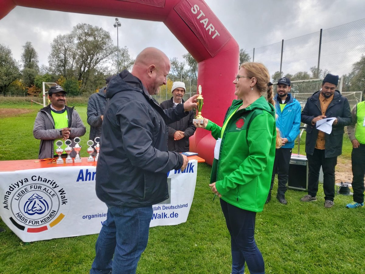 ansarullahDe's tweet photo. Gestern fand der 2. Ahmadiyya Charity Walk in #Erfelden statt. Der Erlös ging an @HumanityFirstDE, Jugend ferein und die Feuerwehr Erfelden. Ehrengast war Bürgermeister Stadt Riedstadt, Herr Marcus Kretschmann. https://t.co/6RdFRICfh1