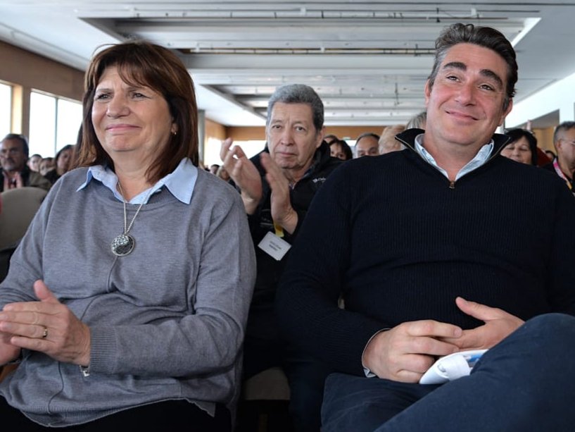 JavierJiguacel's tweet photo. Con @PatoBullrich nos proponemos devolver la libertad y dignidad a cada bonaerense y a cada 🇦🇷. Sin planes. Con trabajo. - impuestos y + educación. Cambios q requieren coraje y pasión x esta tierra. Y vamos a arrancar x ajustar la política. ¡El poder para la gente! #yomeatrevo https://t.co/V4PjeSsGGN
