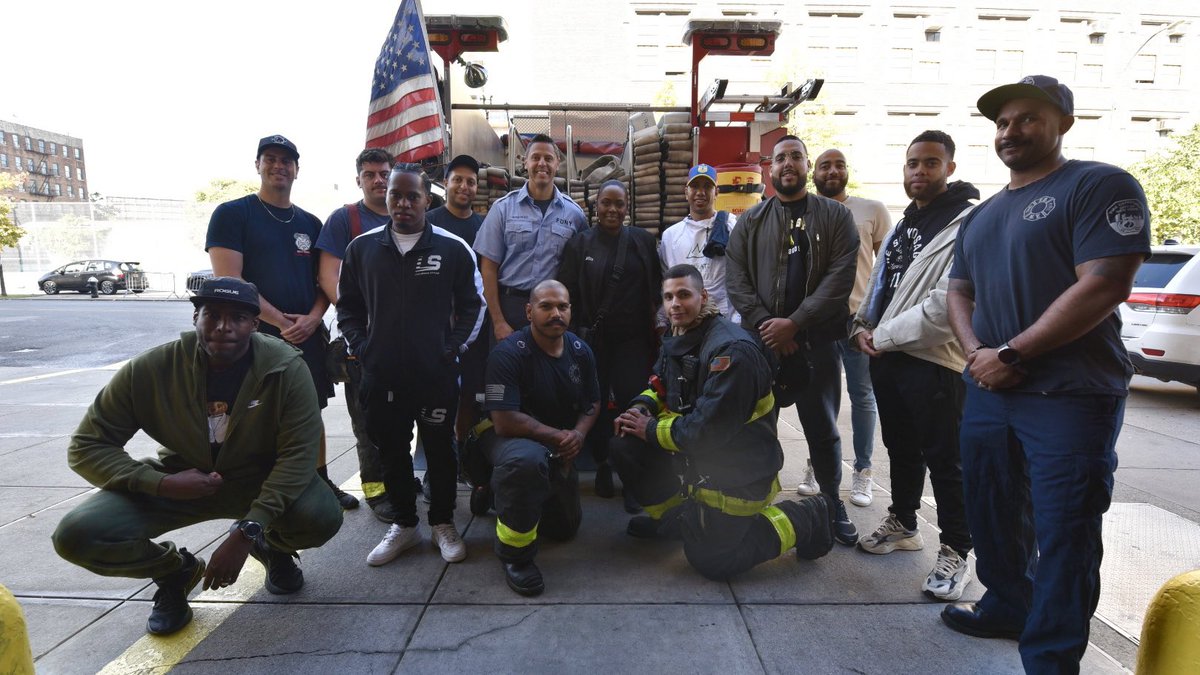 joinFDNY's tweet photo. #FDNY #Firefighter Candidate Mentorship Program Mentees got a closer look at their future career today when they visited #Engine95/#Ladder36 in #Inwood. Read more at https://t.co/iWqS2cTjg5. #FFCMP https://t.co/2T2z9U8xDV