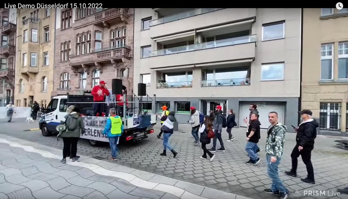 Alerta0211's tweet photo. Was brachte #DUS1510 denn so mit sich? Auf jeden Fall extrem-rechte #Rapbellions auf dem Lauti der sog. „Danke Demo Köln“.
Es scheint, dass die sog. #noAPO nicht länger die „Vorherrschaft“ für die größere, der beiden „Samstagsdemos“ für sich beanspruchen kann. https://t.co/AwtMN4Qbke