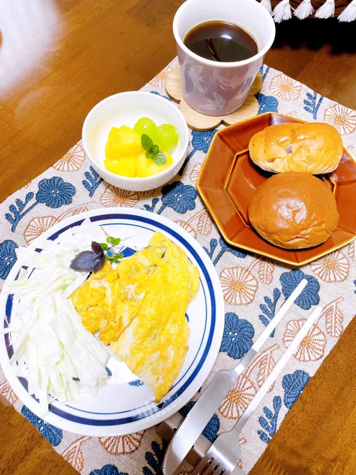 朝摘みハーブでオムレツ作った 