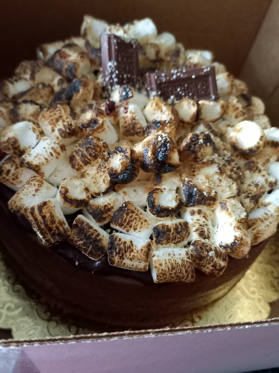 bcsarmiento's tweet photo. Esto fue el pedido que le hicimos a #elempleado @rubenchenwong #SMoresCheesecake #Chocochipcookies y #MonsterCookies

2 de 3... https://t.co/WFM4jZH7PS