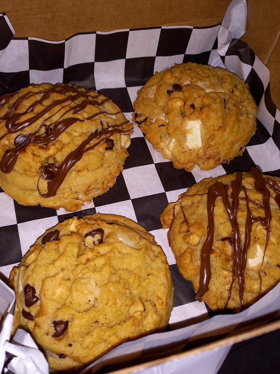 bcsarmiento's tweet photo. Esto fue el pedido que le hicimos a #elempleado @rubenchenwong #SMoresCheesecake #Chocochipcookies y #MonsterCookies

2 de 3... https://t.co/WFM4jZH7PS