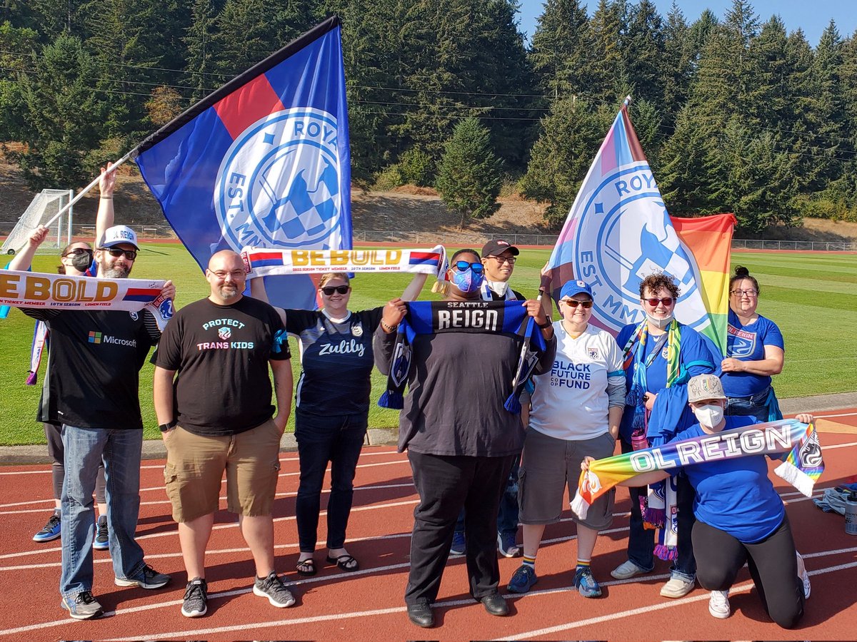 RoyalGuard_SG's tweet photo. Fun times at Reign practice today πβΌοΈβ¨οΈ
#HereToSupport @OLReign https://t.co/tahnP3NpjG