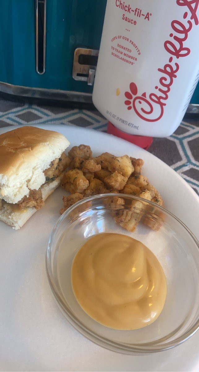 HisMainChickDuh's tweet photo. kids asked for chick-fil-a  &amp; got Bam-fil-a 😘 🤍I KNOW THEY SICK OF ME🤍 #LoviesComfortFood #ChefBam #YoFavoriteHoodChef https://t.co/hy2gsM3iDg