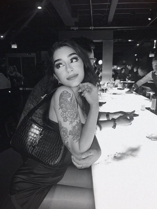 this girl sits beside you at the bar, what do you do? https://t.co/sFJjVV2f9i