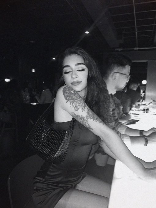 this girl sits beside you at the bar, what do you do? https://t.co/sFJjVV2f9i