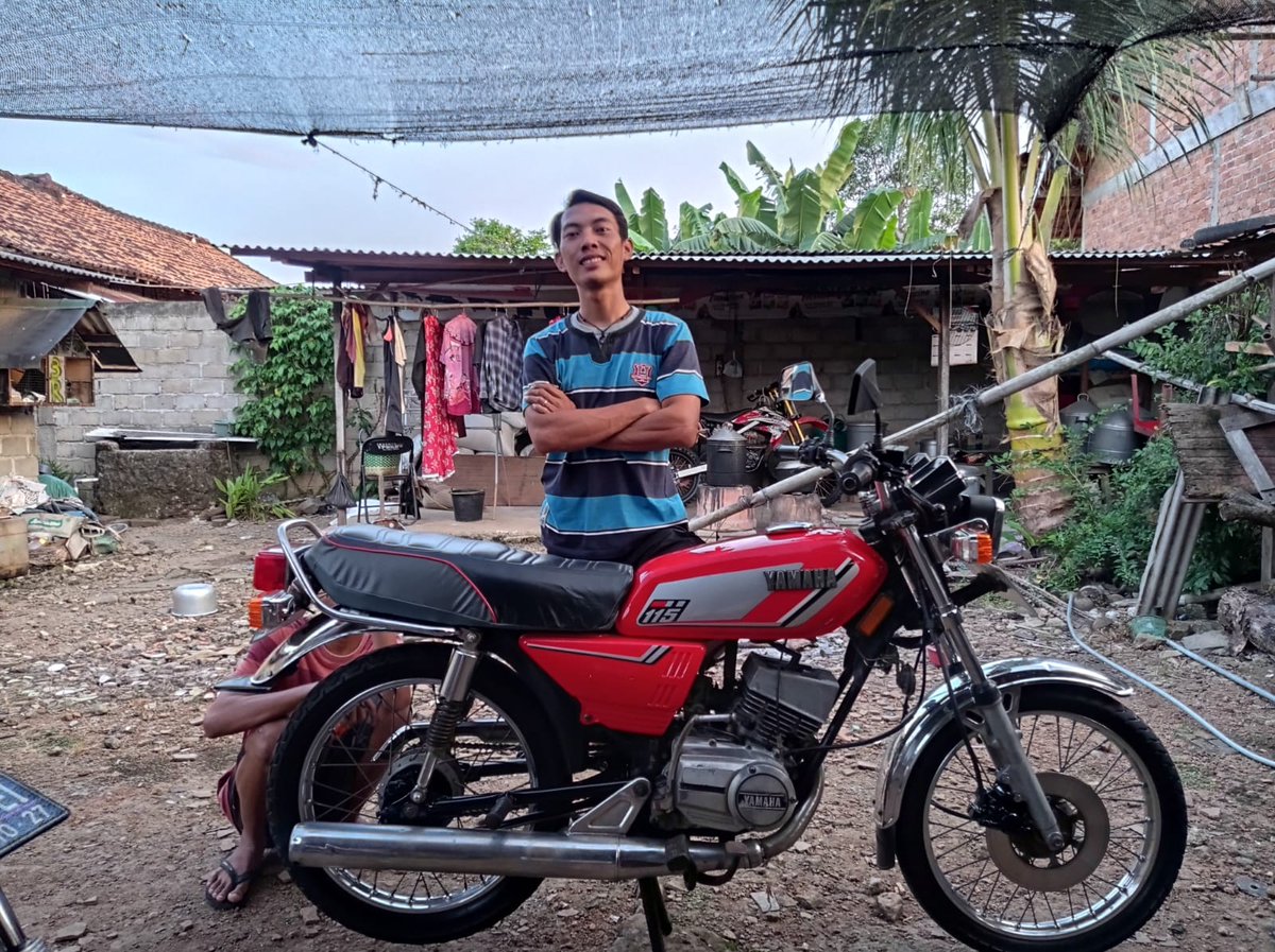 ardianto_624's tweet photo. @B171Jakarta motor bapak dari tahun 81 tangan pertama, kemarin barusan selesai di cat lagi blok mesin belum di cat, yang ngebengkelin dan ngecat cucu bapak, anak Ayuk .... Motor dah 41 tahun .😅😅😅 Masih bisa 120 KPJ lebih #rxs #115cc #yamaha #guru https://t.co/Gw7O295me5