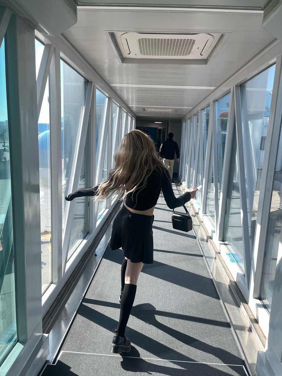 [221016/15] 7:42AM KST/3:42PM PDT: 🦋 

- +3 📸
- new york 🤍