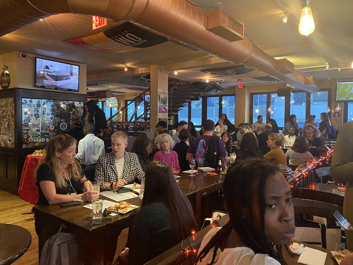 CFMLeigh's tweet photo. Another successful @newmarkjschool homecoming in the books! Now time to celebrate with some 🍻🍸🍷🥂🍾 #NewmarkJ #alumni #alumnihomecoming #journalism #journalists https://t.co/vU0fYUltUF