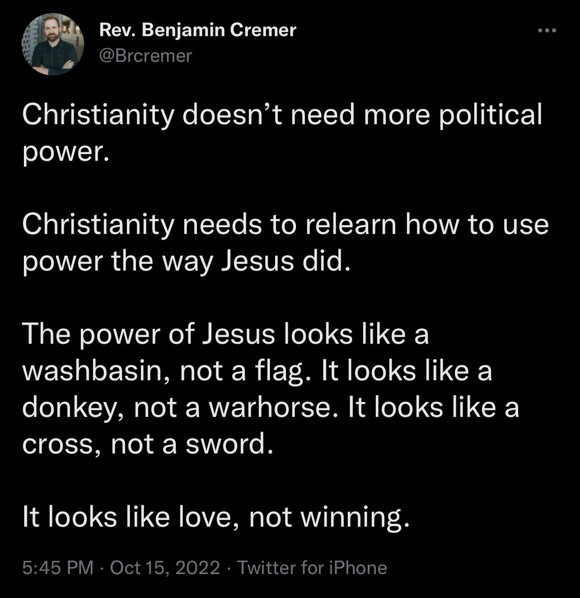 O cristianismo não precisa de mais poder político.
O cristianismo precisa reaprender a usar o poder como Jesus usou.
O poder de Jesus parece um lavatório, não uma bandeira. Parece um burro, não um cavalo de guerra. Parece uma cruz, não uma espada.
É sobre amar, não é sobre ganhar