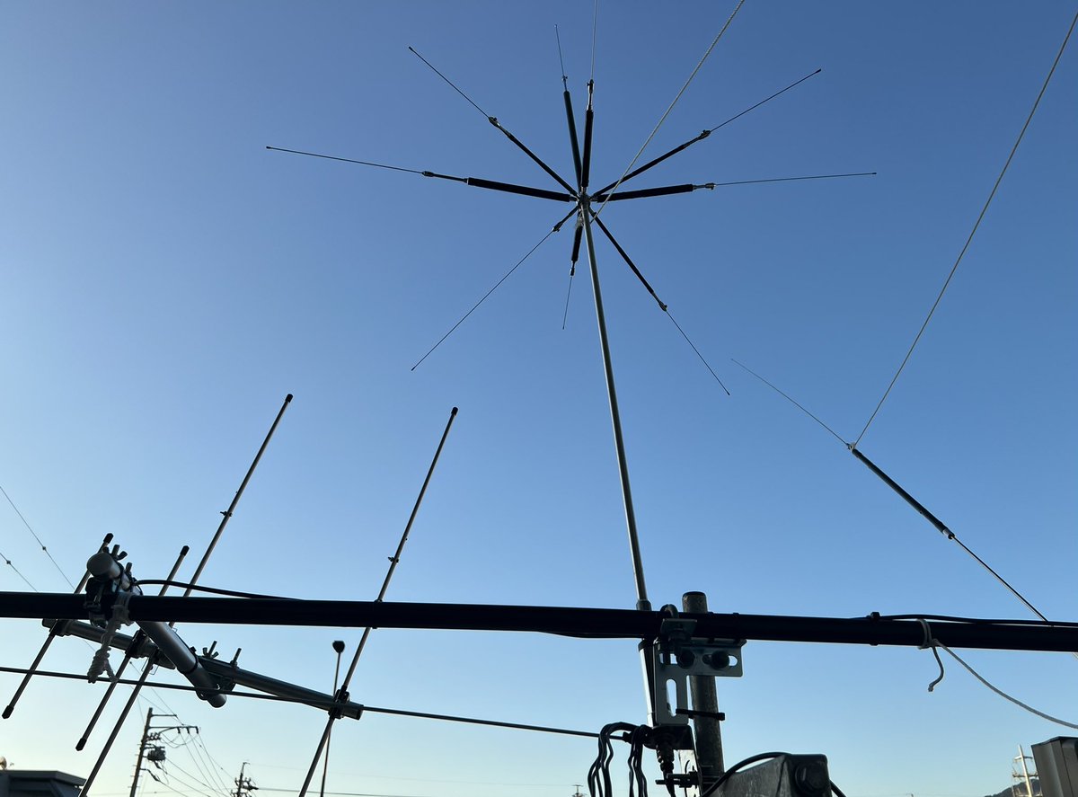 js2mrs's tweet photo. 右→のモノバンドのHF40CLは、中央のマルチUHV-10より、やはり感度は良好です。40mは、これで決まりかなぁ。アンテナチューナーCAT-300で切替ながら7MHz以外の調整が今後の課題です。 https://t.co/E4eZlCLTP9