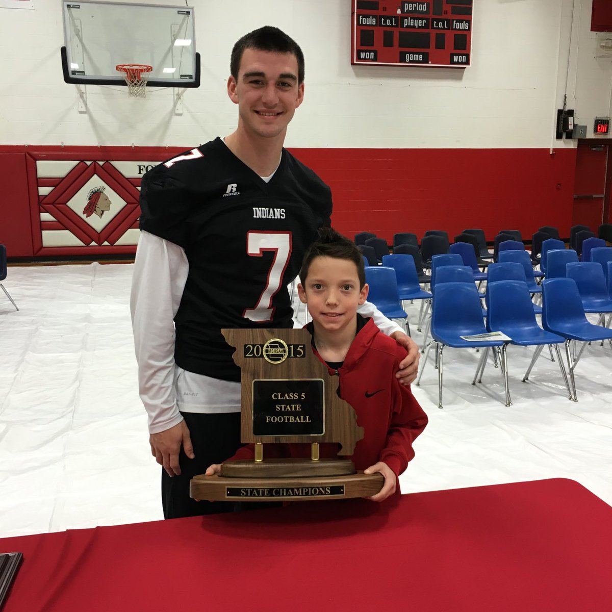 tlauffer22's tweet photo. SuperProud Skylar!! He’s carrying the ❤️of our community on the NFL field tomorrow!! Have Fun! #fortproud #finsup @FortOFootball ⁦@skylarjthompson⁩ https://t.co/9aMYS0EcYw