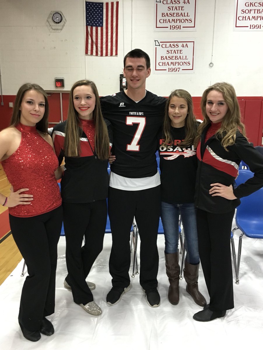 tlauffer22's tweet photo. SuperProud Skylar!! He’s carrying the ❤️of our community on the NFL field tomorrow!! Have Fun! #fortproud #finsup @FortOFootball ⁦@skylarjthompson⁩ https://t.co/9aMYS0EcYw