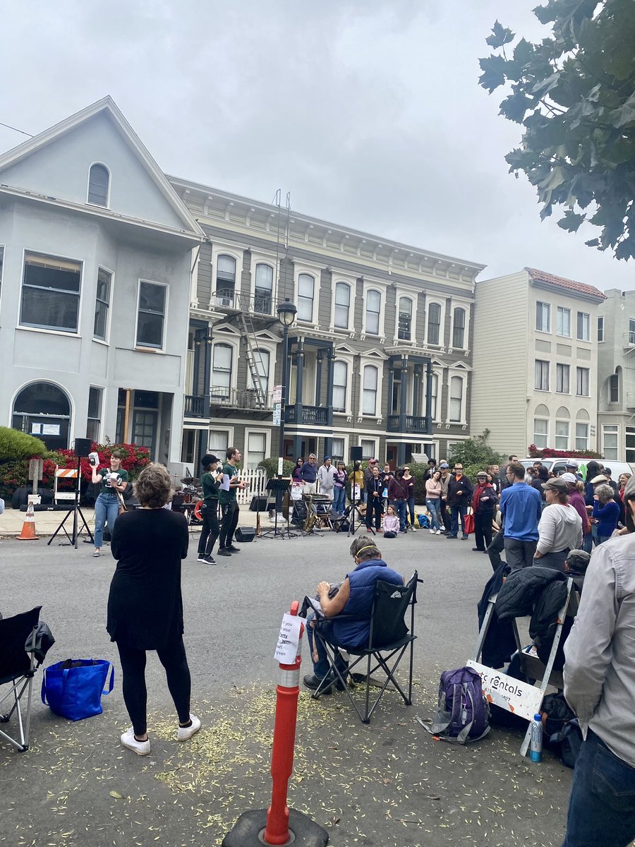 Stefani4CA's tweet photo. Thank you to @dancewithliz and @jo_buene for organizing an incredibly successful #partyongreen! I am so appreciative for all that @nneighborsd2 does for the District 2 community. https://t.co/1sdNmH3SUY