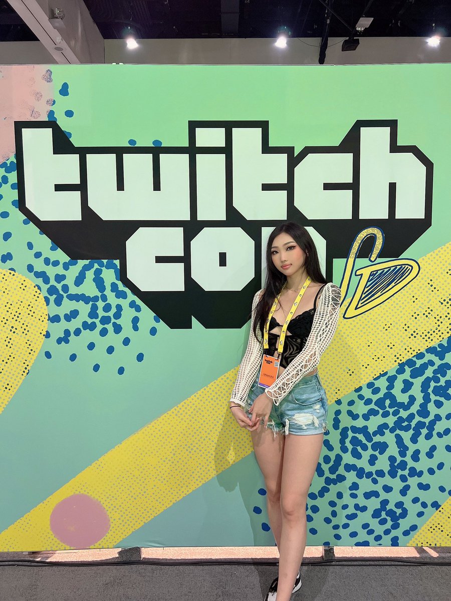 sharon_zxt's tweet photo. first time at #TwitchConSanDiego 🤍 was so funn ☺️🌸 https://t.co/IN20WbcRxr