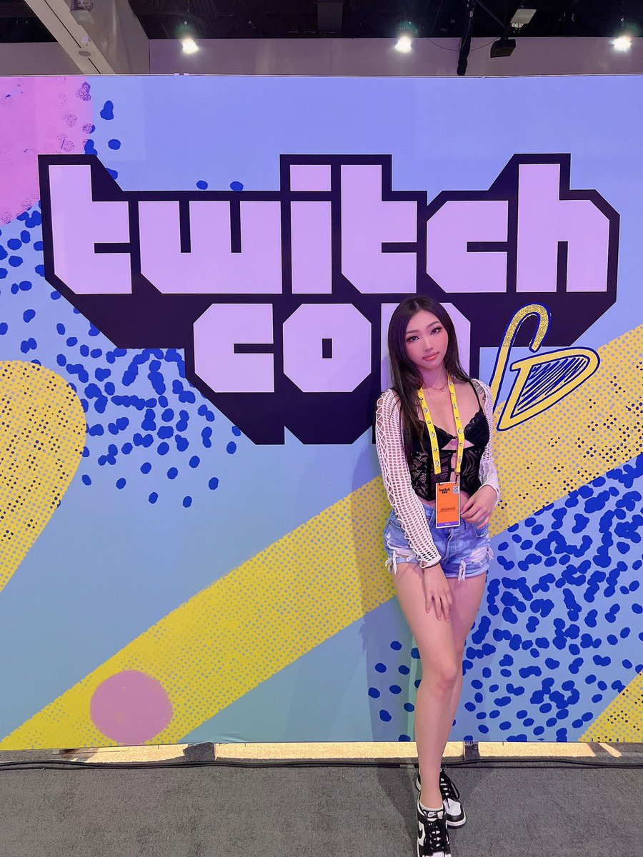 sharon_zxt's tweet photo. first time at #TwitchConSanDiego 🤍 was so funn ☺️🌸 https://t.co/IN20WbcRxr
