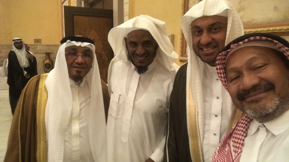 مع الماذون الشرعي المهندس لاعب التايكوندو الخطير عمرو عطية ابن الماذون عبدالحميد عطية حفيد المقري عبدالقادر عطية والشيخ سليمان الجبيلان والدكتور جعفر رماني في حفل عقد قران ابنة جعفر رماني