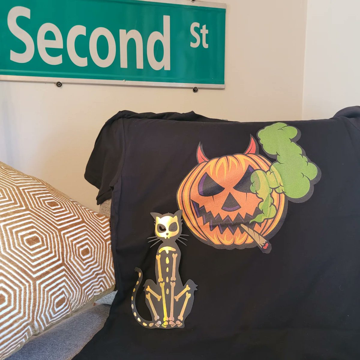 DevilBurnsTrees's tweet photo. Any spooky season loving stoners out there? Some love Halloween all year round and I can't blame em!

JackO'Herer is live now for your daily spooky tokin' routine! 

https://t.co/q5G5um2du2 

#Mmemberville 
#cannafam https://t.co/JwW83JRl2G
