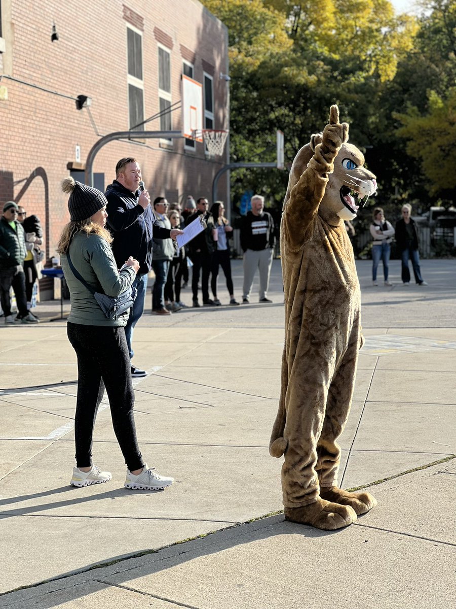 CoonleyES's tweet photo. Months of planning goes into creating an incredible Pride Stride. Thank you FOC, Pride Stride co-chairs @Ddputman &amp; Chrissie Russell, and the many volunteers for the countless hours that went into this year’s event. It was truly a labor of love. 💙💛 https://t.co/vUr9wUR9s6