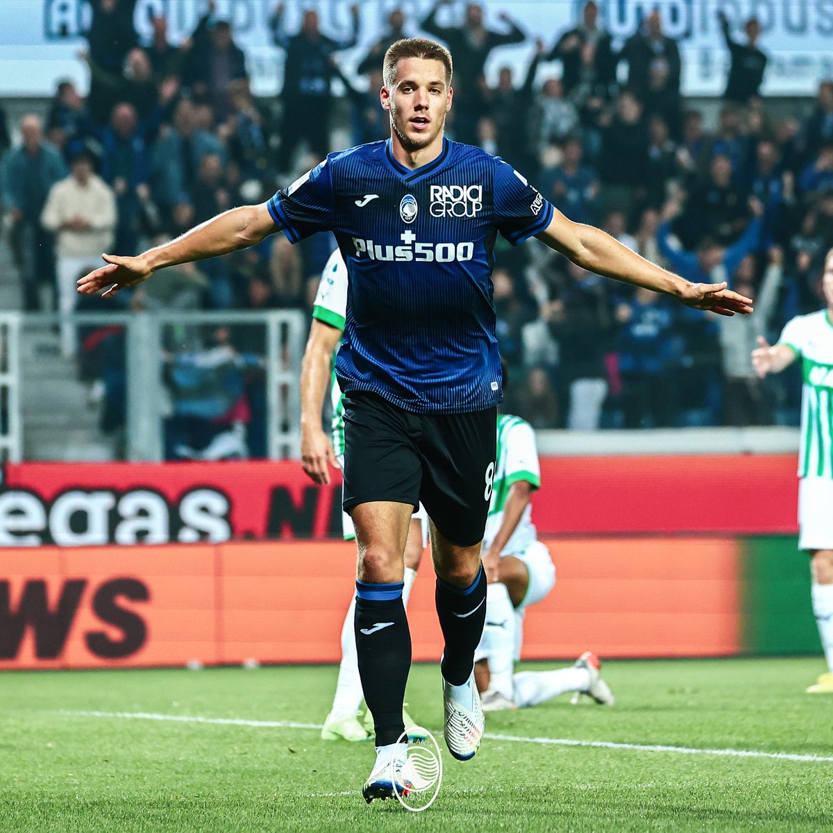 Atalanta_BC's tweet photo. Si vola di nuovo, almeno per una notte, in testa alla classifica ✈️😎

Flying back to the top of the table like 🦸🏼‍♂️

#GoAtalantaGo ⚫️🔵 https://t.co/TauDaQ5kQN