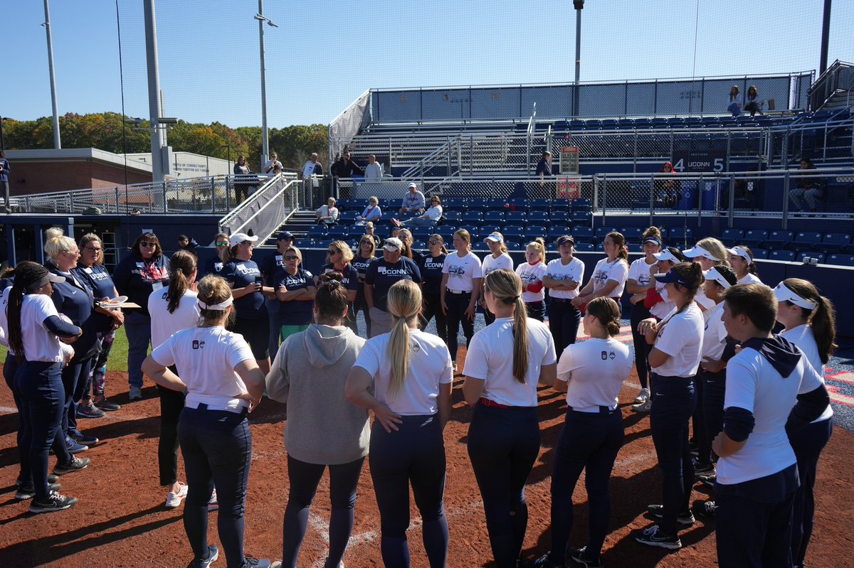 𝙏𝙝𝙚 𝙥𝙖𝙨𝙩 𝙢𝙚𝙚𝙩𝙨 𝙩𝙝𝙚 𝙥𝙧𝙚𝙨𝙚𝙣𝙩 Thank you to all of our alumnae who came out for Women in Athletics Weekend! We had a blast playing kickball with all of you! #GameOnUConn | #WEbeforeme