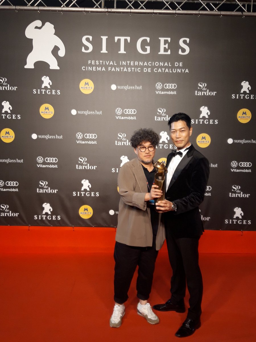 [101622] Director Kim Hong Sun and Actor Choi Gwi Hwa with the trophy for 'Special Jury Award' at Sitges Closing Ceremony 💐🏆

#ProjectWolfHunting #늑대사냥 
Credit: sitgesfestival IG story, donoivan, and cineasia_online on twitter 🙏🙏