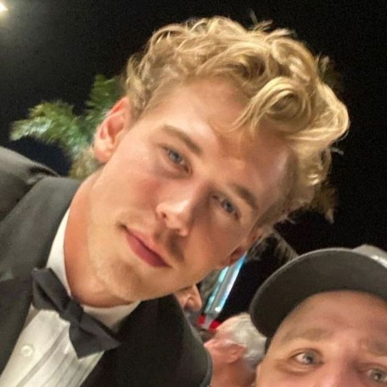 austinbthinker's tweet photo. appreciation tweet to austin butler's curls https://t.co/qoMhM4t3eO