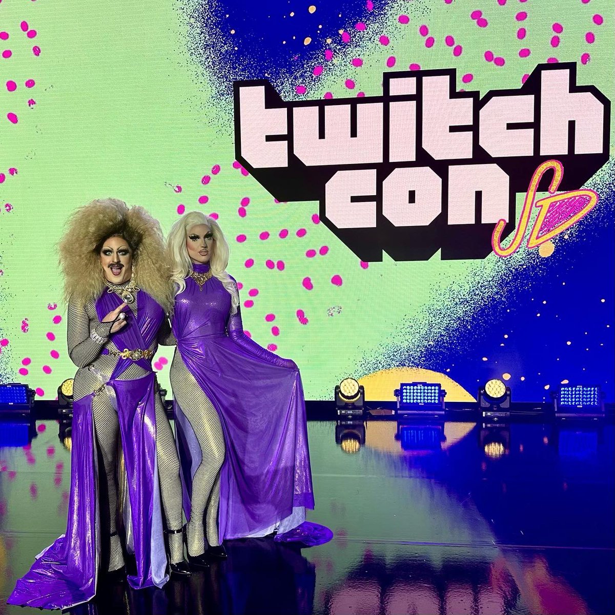 dearDEERE's tweet photo. ✨ Magic ✨ on the Glitch stage with my baby, my star @BiqtchPuddin
#DragShowcase #TwitchCon https://t.co/N9U0rCddCu