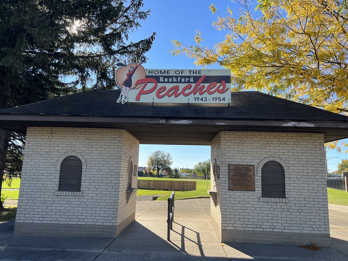 did y’all know that if you miss hitting a baseball 40 times, everyone will only watch you the one time you hit it? a damn good day to be a peach 🍑🥰 #LeagueOfTheirOwn