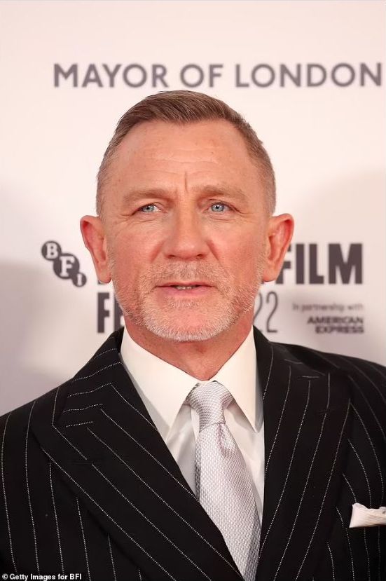 #60YearsOfJamesBond #JamesBond #NoTimeToDie #movie #film #behindthescenes #filmproduction 

Happy reunion! A very cool, stylish #DanielCraig showed up at #BFILondonFilmFestival in support of his close friend and frm boss, Bond producer #BarbaraBroccoli and her new movie 'Till'