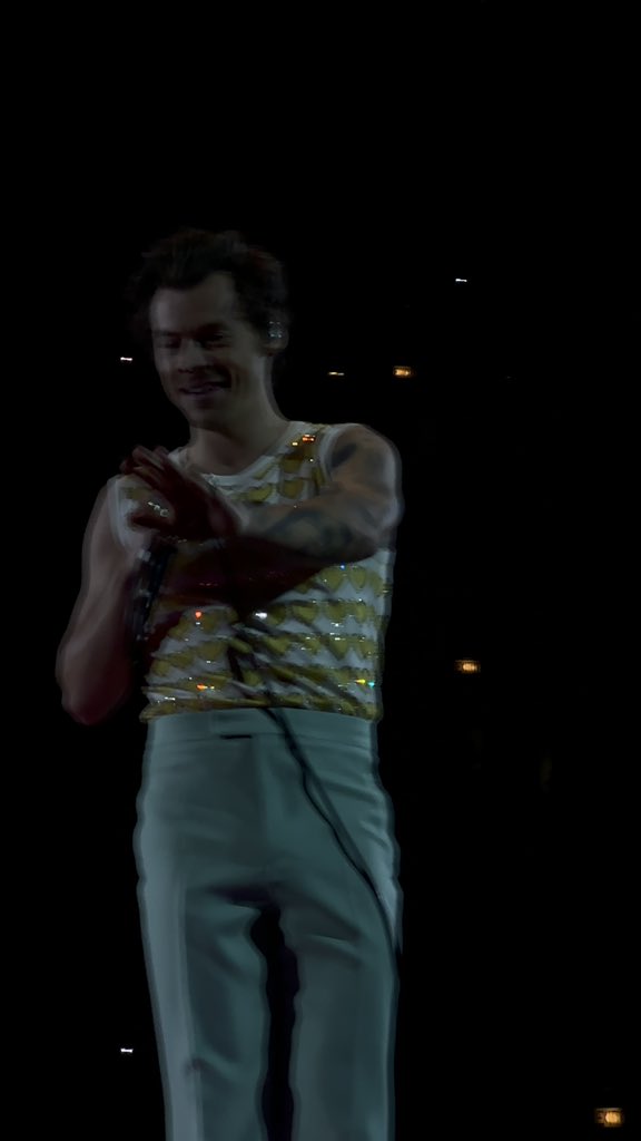 📸| Harry en el escenario del United  Center.
15.10.22
#LoveOnTourChicago

©️slgnothestyIes
